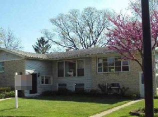 915 Ridge Ct, Elk Grove Village, IL 60007