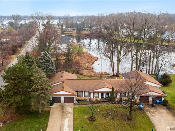 2361 Golden Shores Dr, Fenton, MI 48430