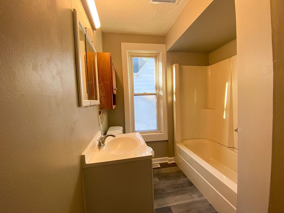 606 N West Ave duplex Apartments Waukesha, WI Zillow