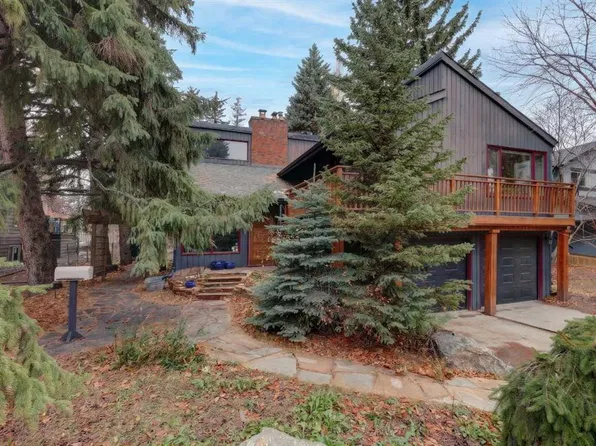216 E Pump Hill Gdns SW, Calgary, AB T2V 4M6