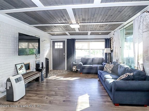 3rd image of 190 Fieldway Ave