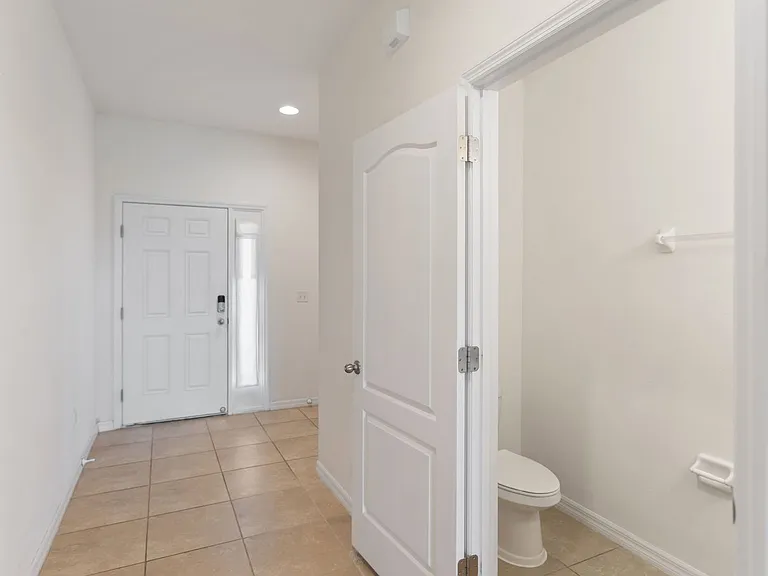3840 Silverlake Way — Photo 4