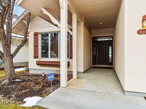 4th image of 5 E Village Cir