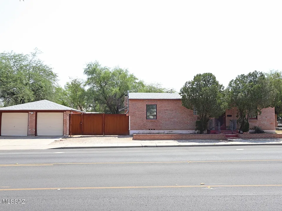 1202 N Tucson Blvd