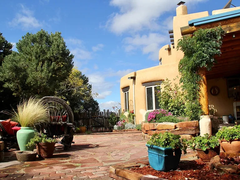 Large side patio with portal dining