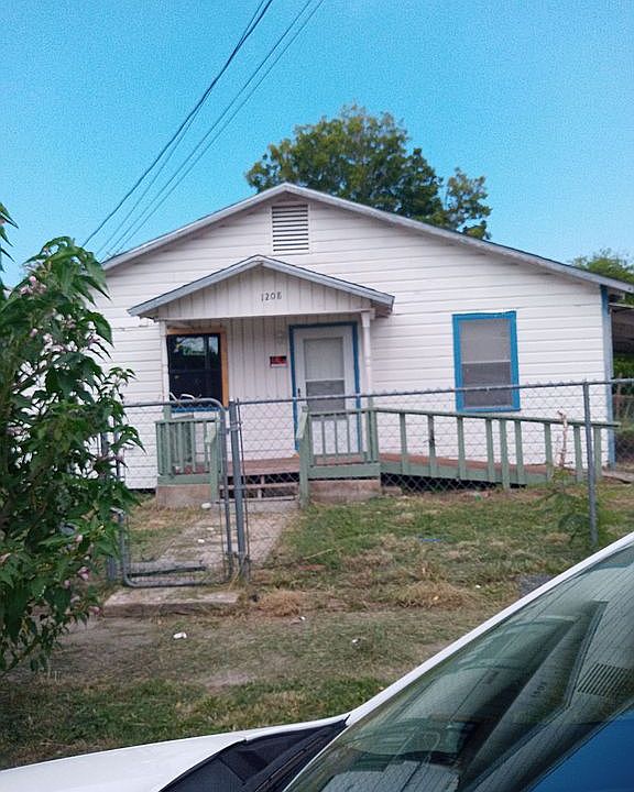 Large gated yard,Ramp access