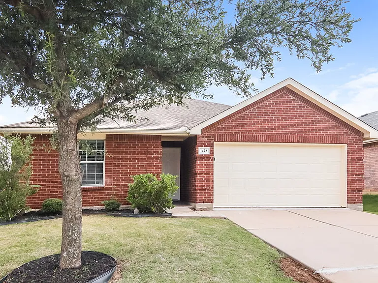 1428 Waterford Dr — Photo 3