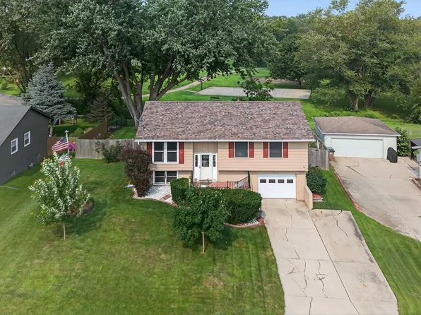9418 Golden Valley Dr, Norwalk, IA 50211