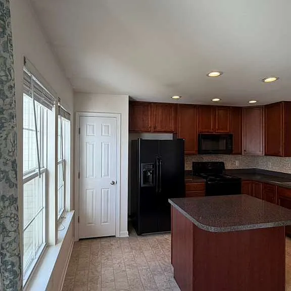 38 Lombard Ln — Photo 8