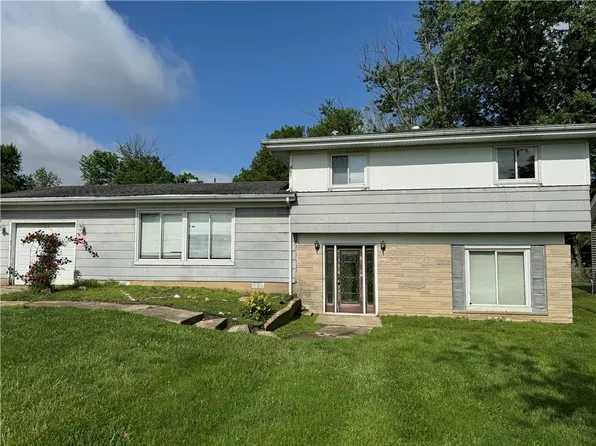 529 Interstate Dr, Saint Elmo, IL 62458