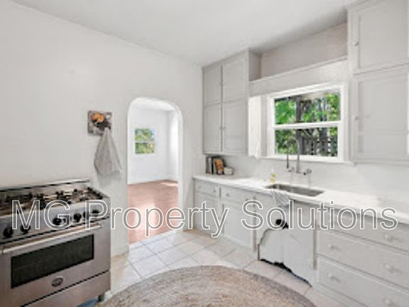 4th image of 21 Humboldt Ave