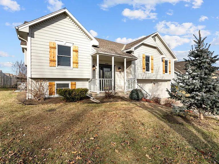 1600 NE Harvest Ln — Photo 2