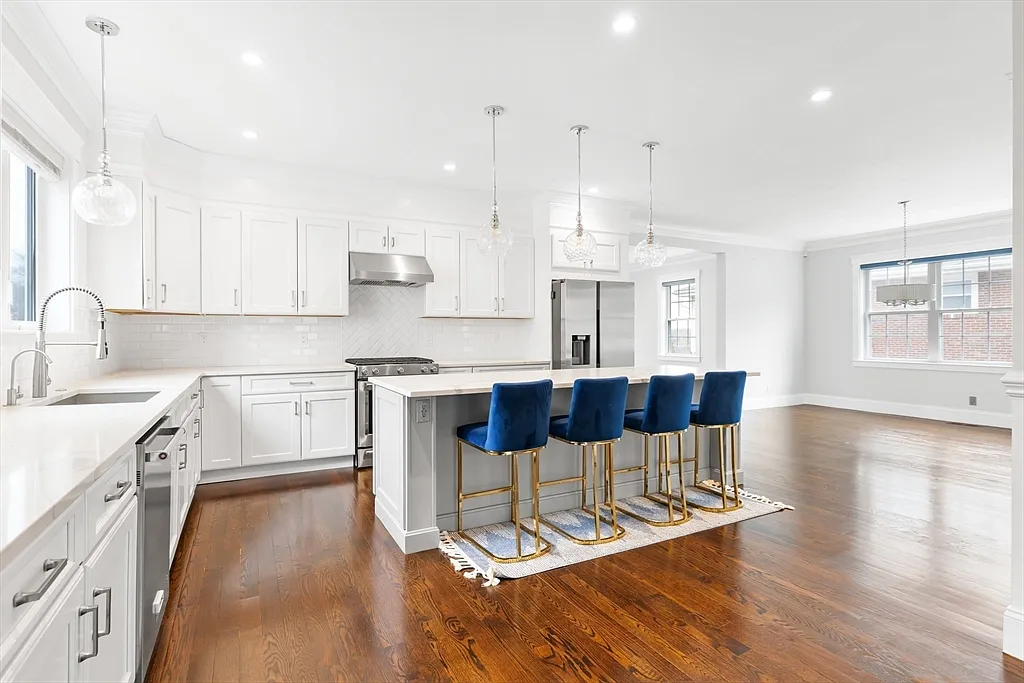 5 bed, 2.5 bath, 3288 sqft, $8,500 — Photo 2