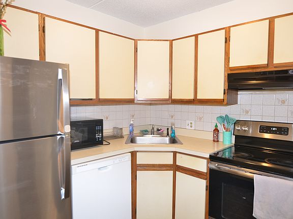 2nd image of 366 Quincy Ave Unit 301