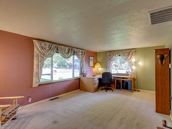 4th image of 722 Ankeny St