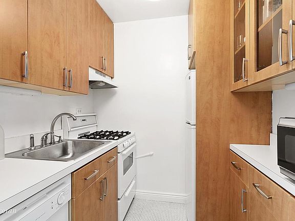 3rd image of 115 E 9th St APT 17N