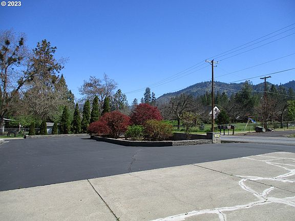 2nd image of 3394 Cloverlawn Dr