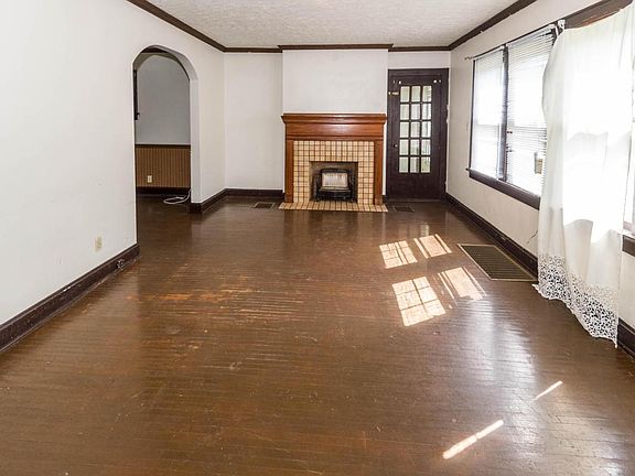2nd image of 892 Kelton Ave