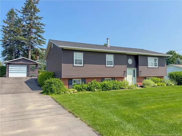 106 Bicentennial Dr, Woodstock, NB E7M 6A7