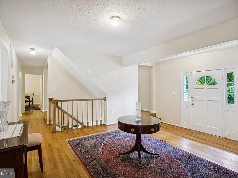 9708 Locust Hill Dr — Photo 12