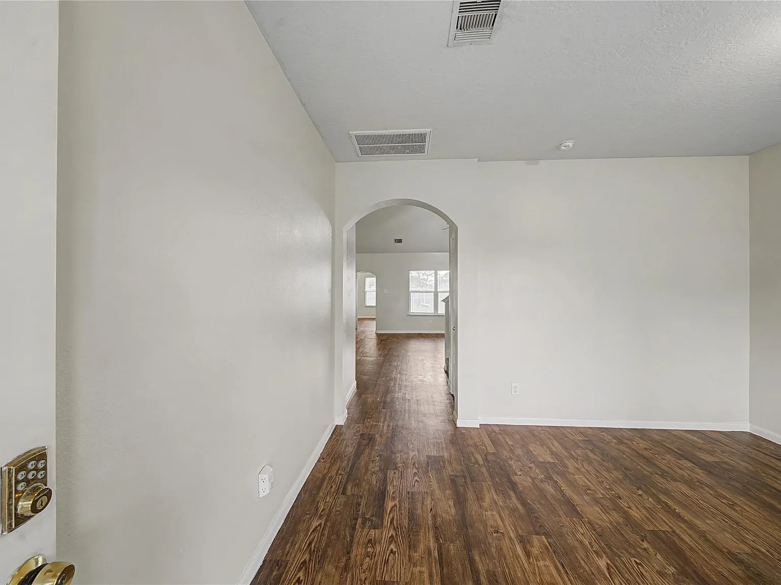 3 bed, 2.5 bath, 2104 sqft, $2,100 — Photo 3