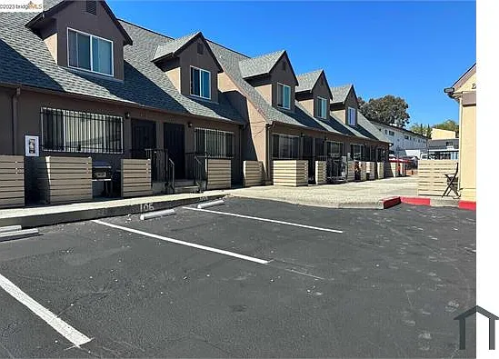 3 bed, 900 sqft, $2,800 — Photo 2