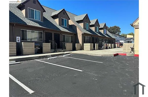 Building Photo - 9740 Bancroft Ave #104