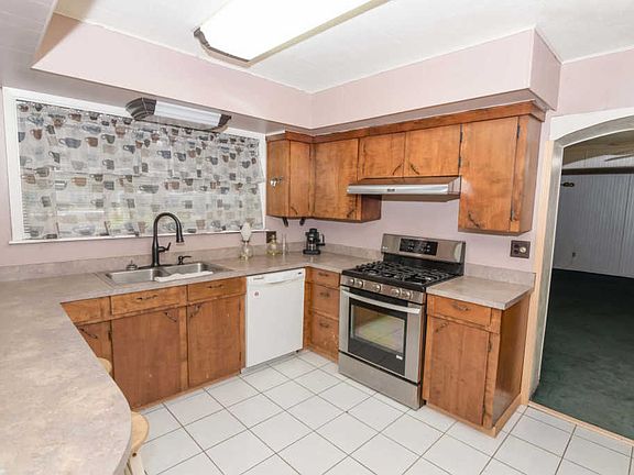 5th image of 109 Monterey St