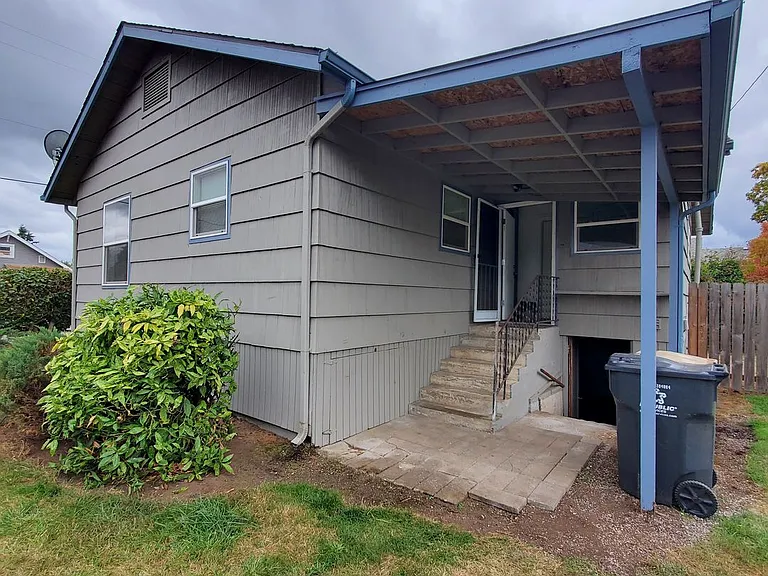 212 Grove St — Photo 2