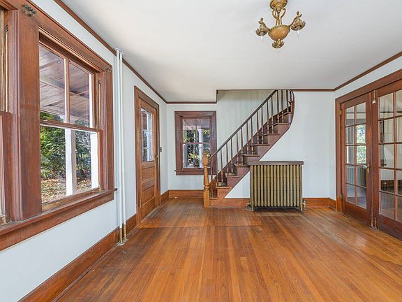 5th image of 11 Walnut Ave