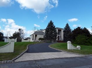 22 Ewing Dr, Flemington, NJ 08822