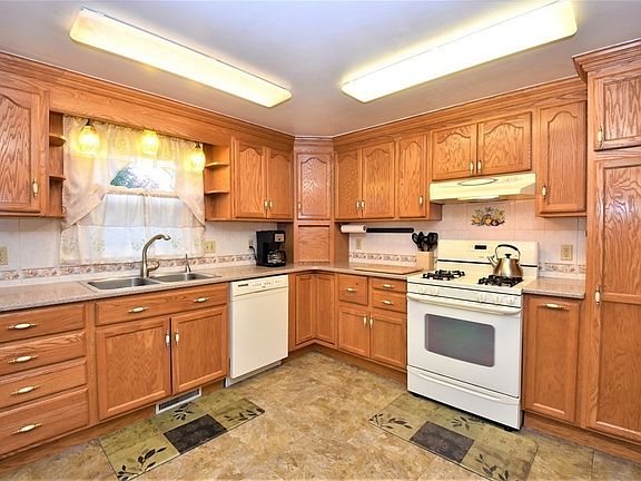 3rd image of 59 Hosmer St