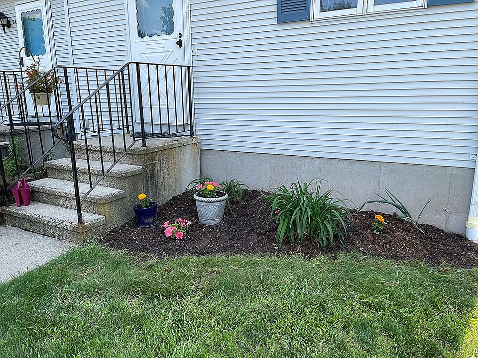 2nd image of 28 Middle Rd APT 3A