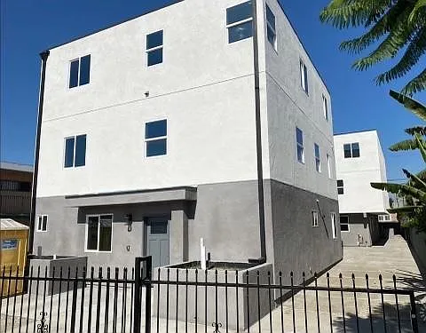 789 E 41st Pl — Photo 2