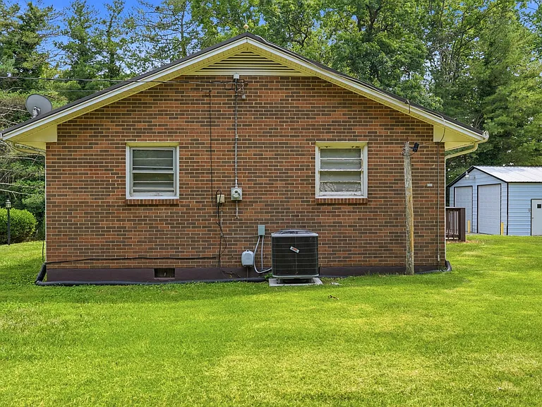1940 Wards Rd — Photo 33