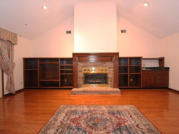 5th image of 105 Hands Cove Ln