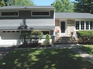 238 Carletta Ct, Paramus, NJ 07652