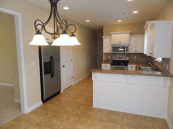 4th image of 899 Westlawn Dr