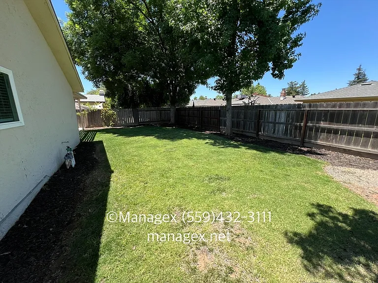 1246 W Dyer Ave — Photo 17
