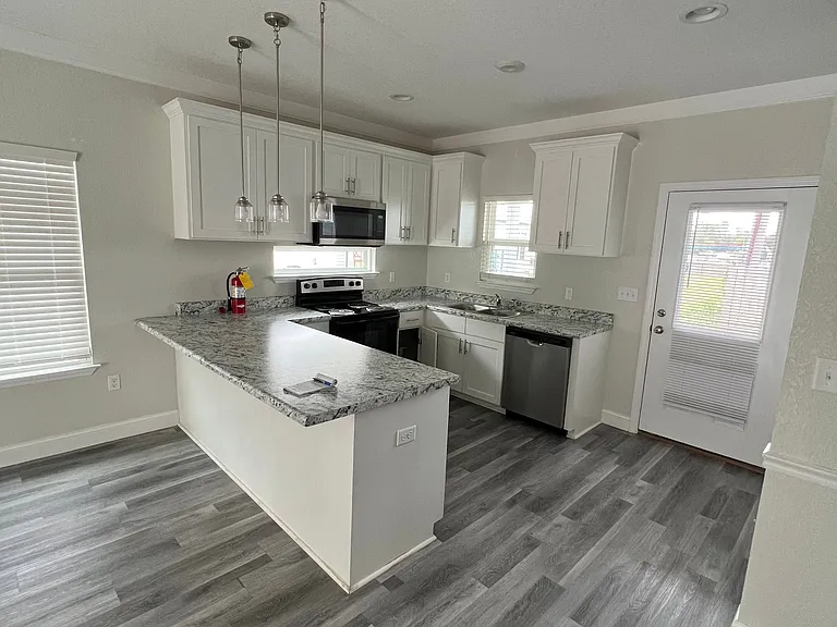 43 25th St SE — Photo 3
