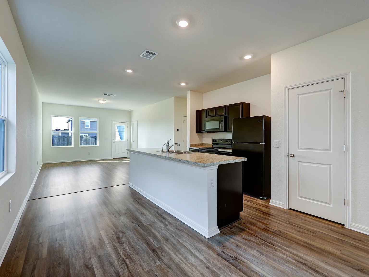 3 bed, 1402 sqft, $1,850 — Photo 3