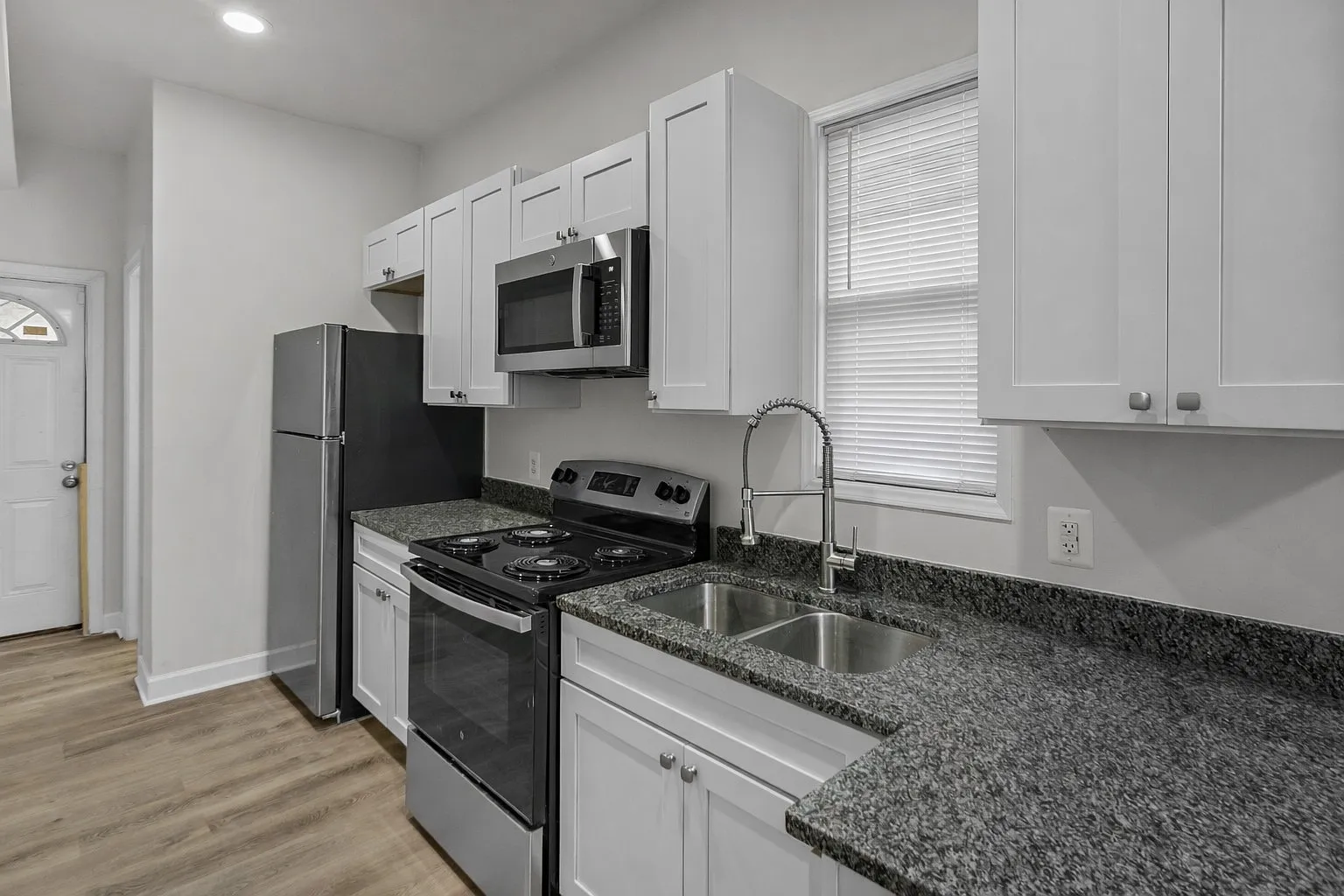 3 bed, 1800 sqft, $2,300 — Photo 2