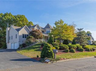 12 Dunderberg Rd, Tomkins Cove, NY 10986