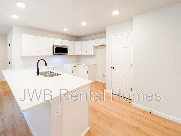 1216 Pangola Dr — Photo 2