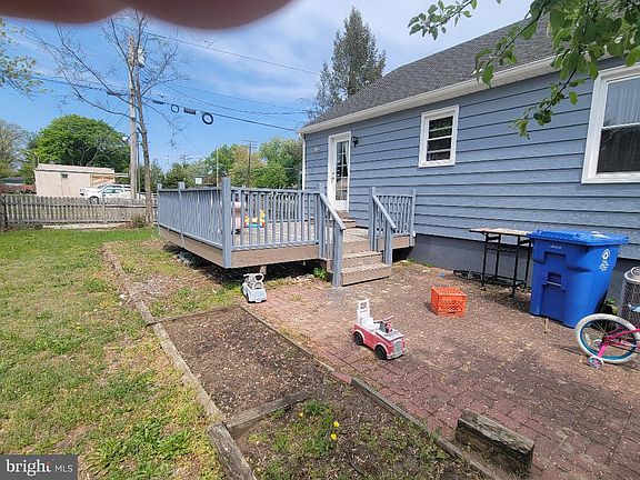 2nd image of 725 Main St