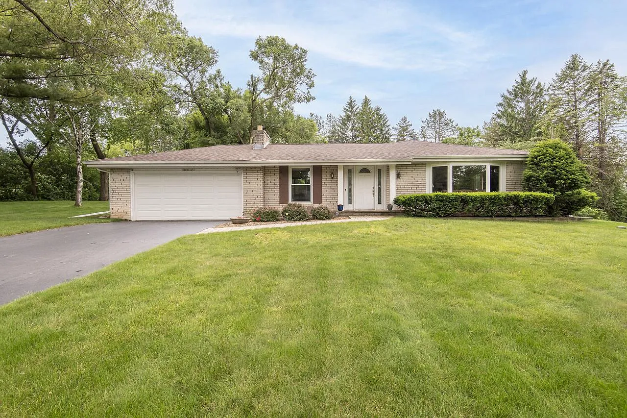 N48W22491 Wedgewood Glen DRIVE photo 1