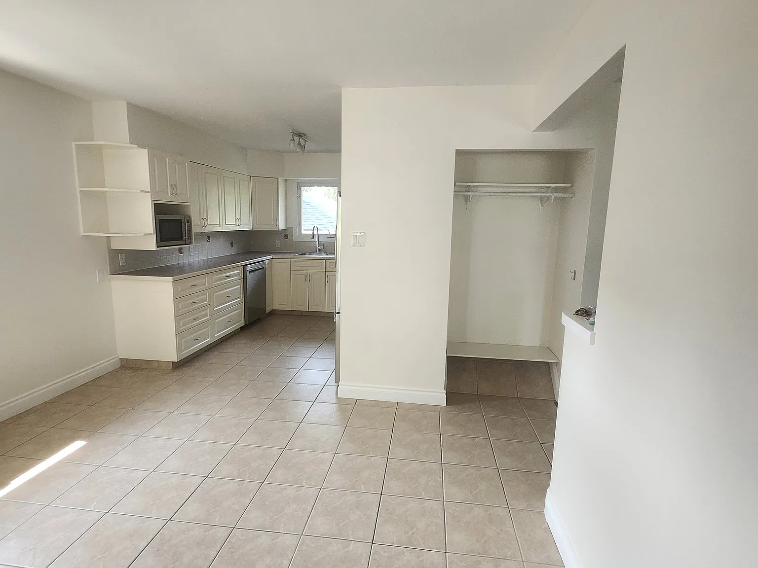 39 Croydon Road NW — Photo 2