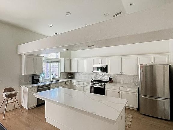 4th image of 3206 W Oakridge Ave
