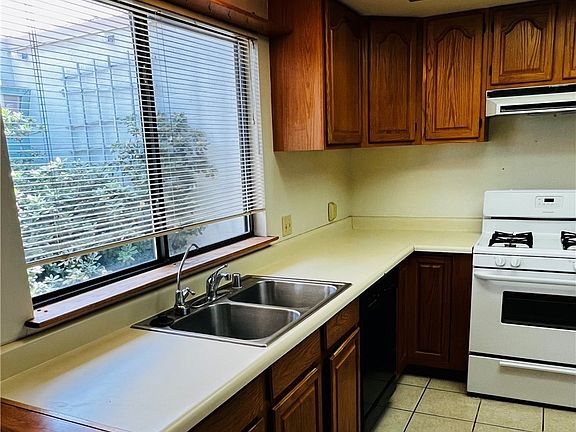 3rd image of 709 Ridgemount Dr