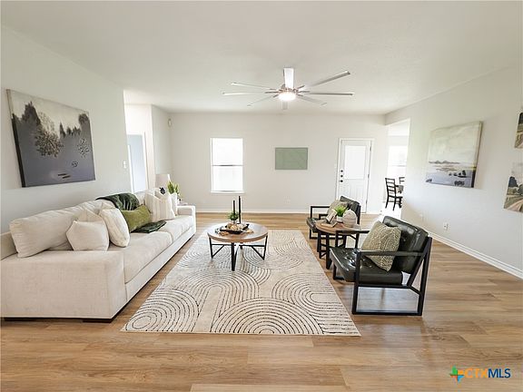 3rd image of 305 Rowdy Dr
